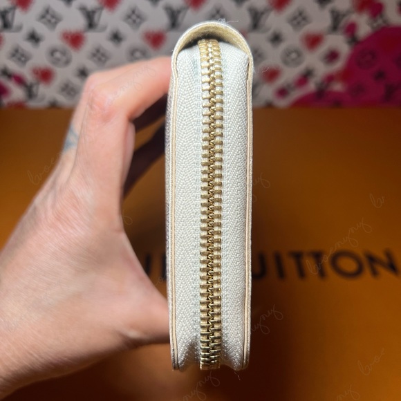 Like new! Zippy Wallet in azur - Picture 4 of 15